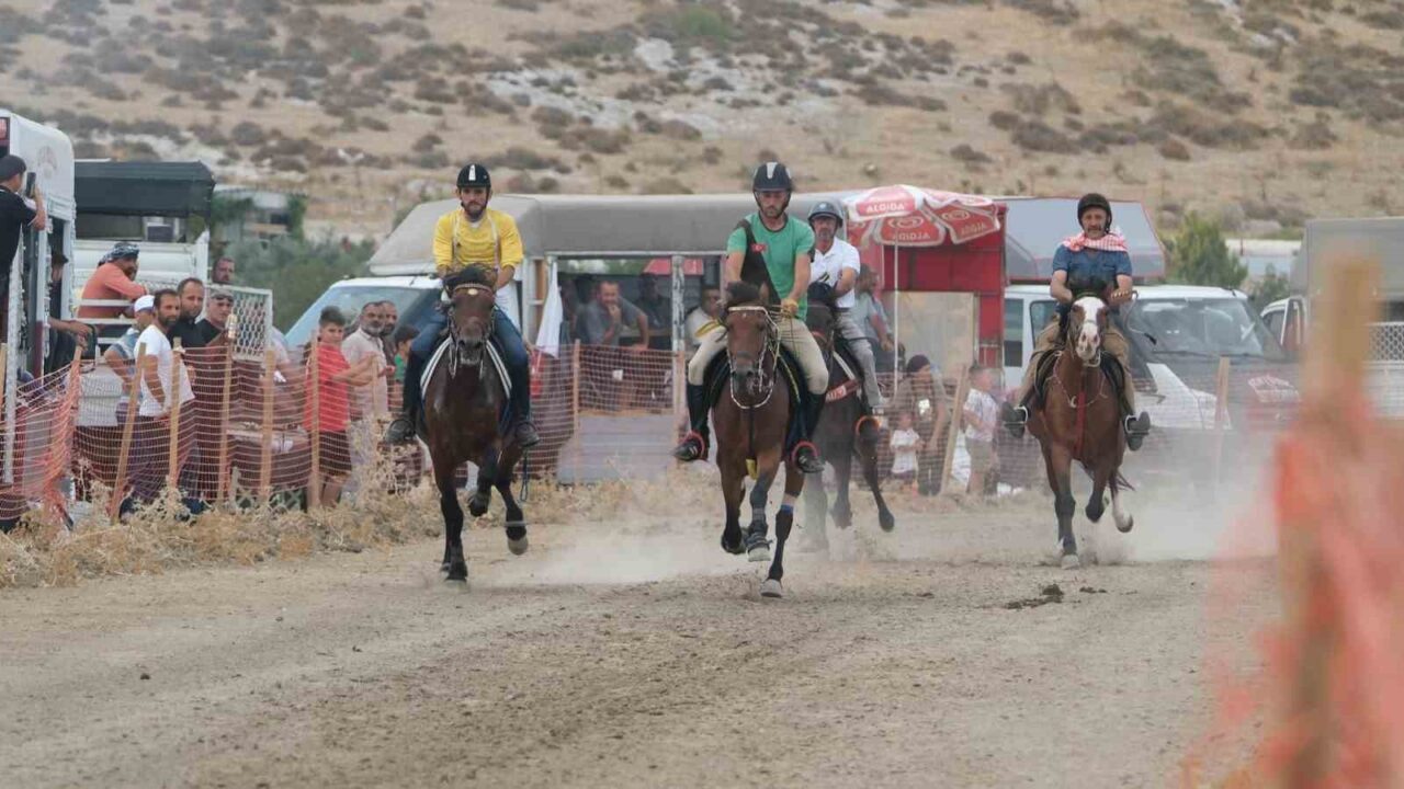 Menemen Belediyesi tarafından geleneksel hale getirilen rahvan at yarışları, bu