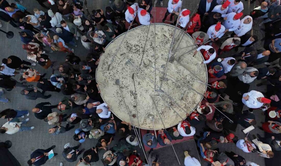 Edirne’de düzenlenen festivalde Türkiye’nin en büyük tenceresinde pişirilen 6 ton