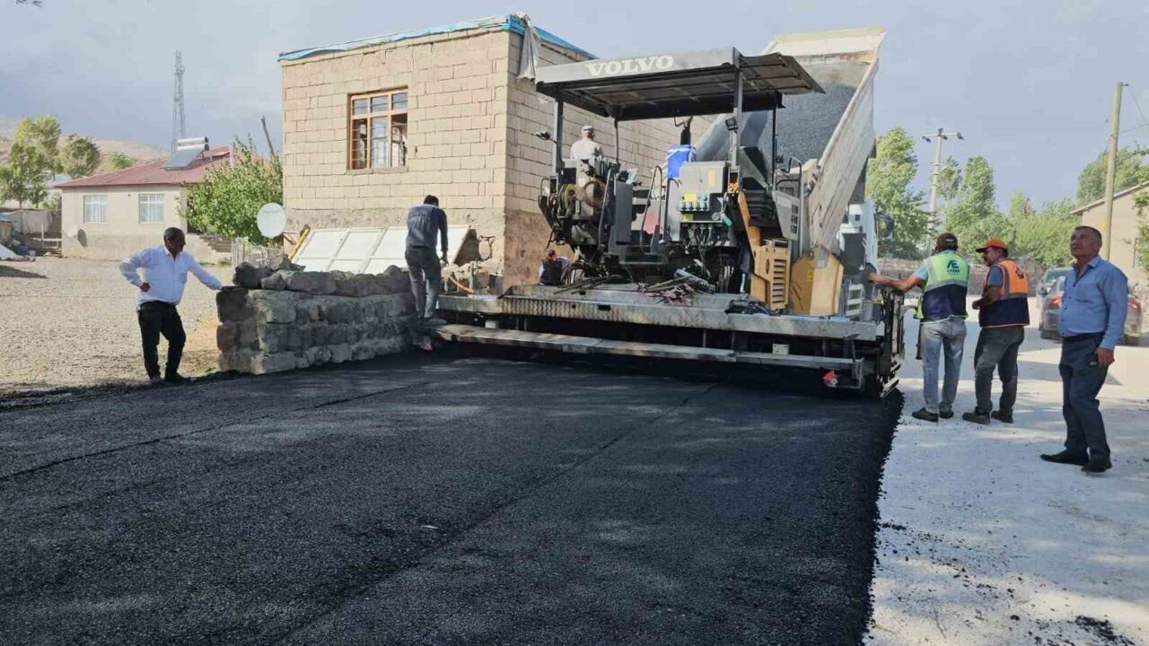 Bitlis’in Adilcevaz ilçesine bağlı, Türkiye’nin en yüksek rakımlı dağlarından biri