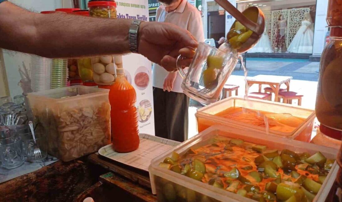 Kayseri’de kış aylarının yaklaşmasıyla beraber turşu çeşitlilerine ilgi artarken, tezgahlar