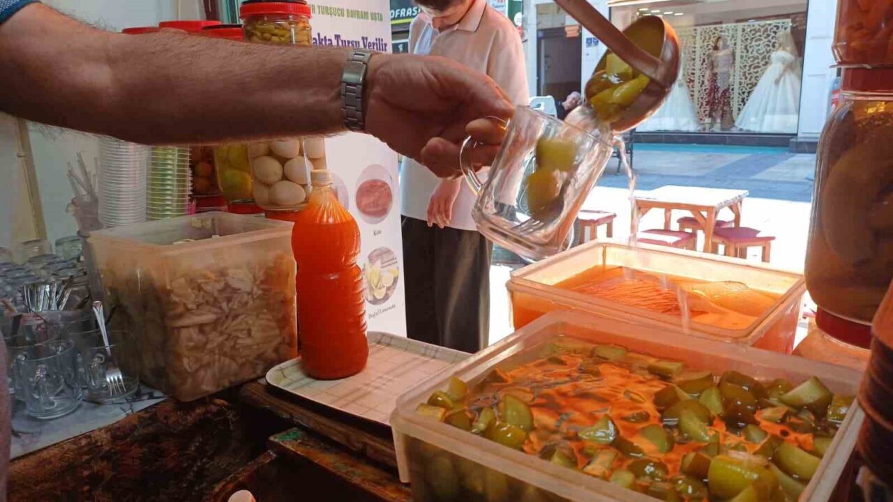 Kayseri’de kış aylarının yaklaşmasıyla beraber turşu çeşitlilerine ilgi artarken, tezgahlar