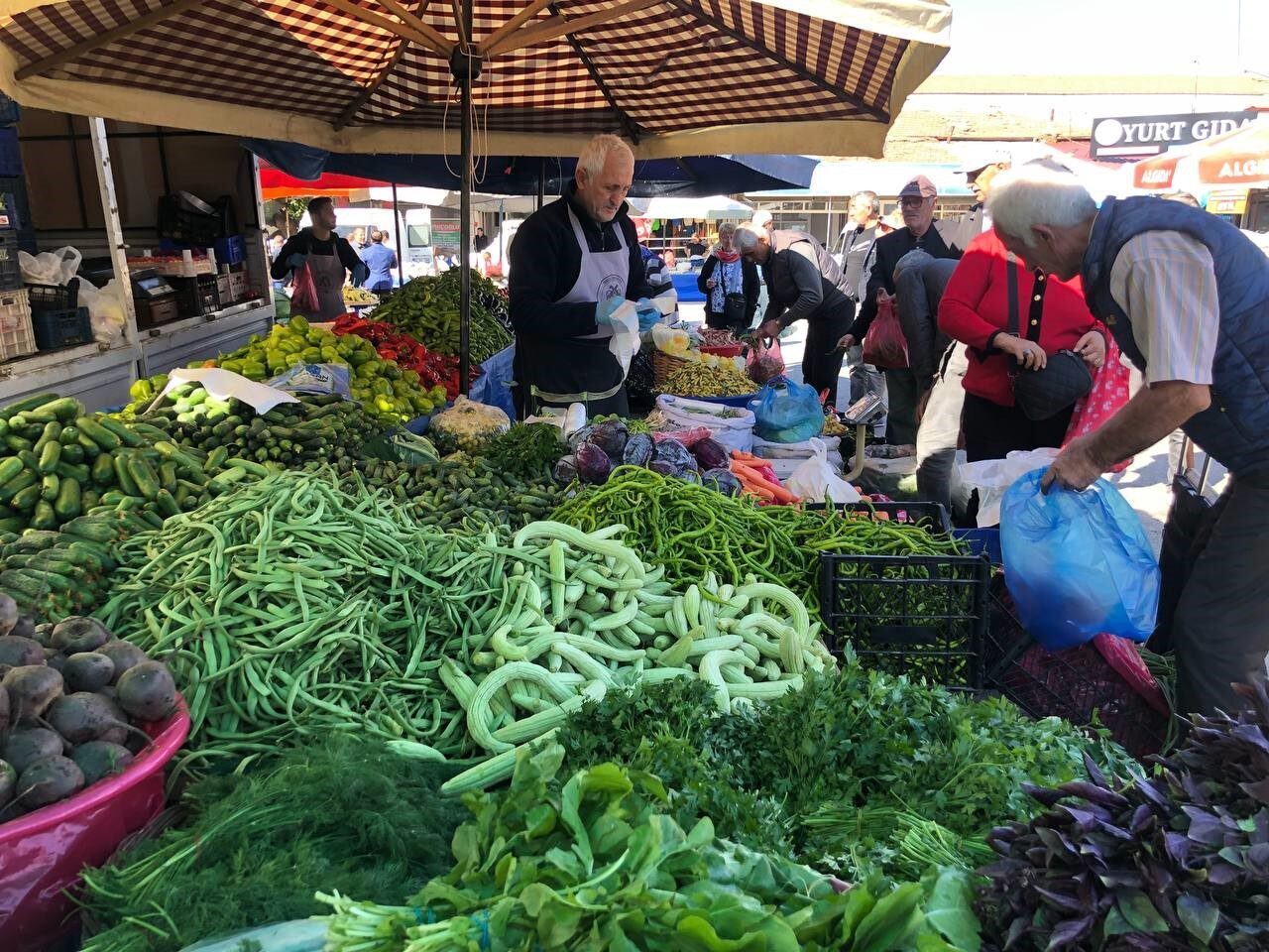 Erzincan’da mevsimin son mahsulü turşuluk ürünler pazardaki yerini aldı. Kornişon,