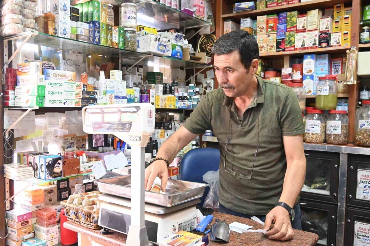 Eskişehir’de aktar Metin Ağılönü, turşu yapımında en önemli malzemenin kaya