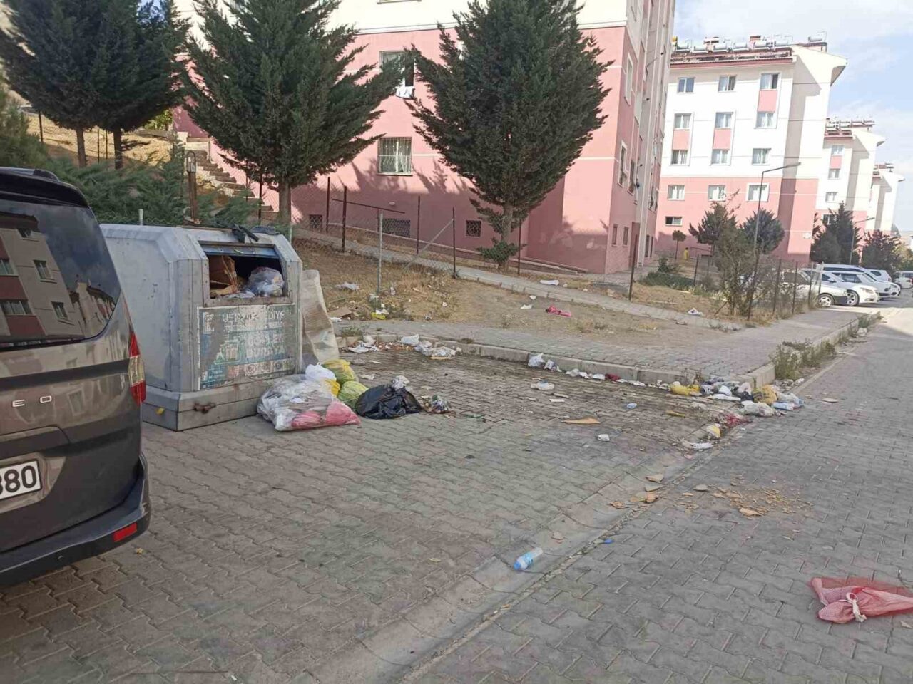 Van’ın Tuşba ilçesinde bulunan Kalecik Mahallesi sakinleri, yolların köstebek yuvasına