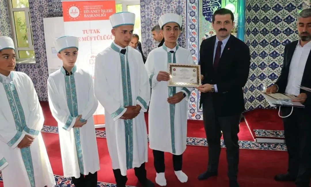 Ağrı’nın Tutak ilçesinde hafızlık eğitimini tamamlayan hafızlar için icazet merasimi