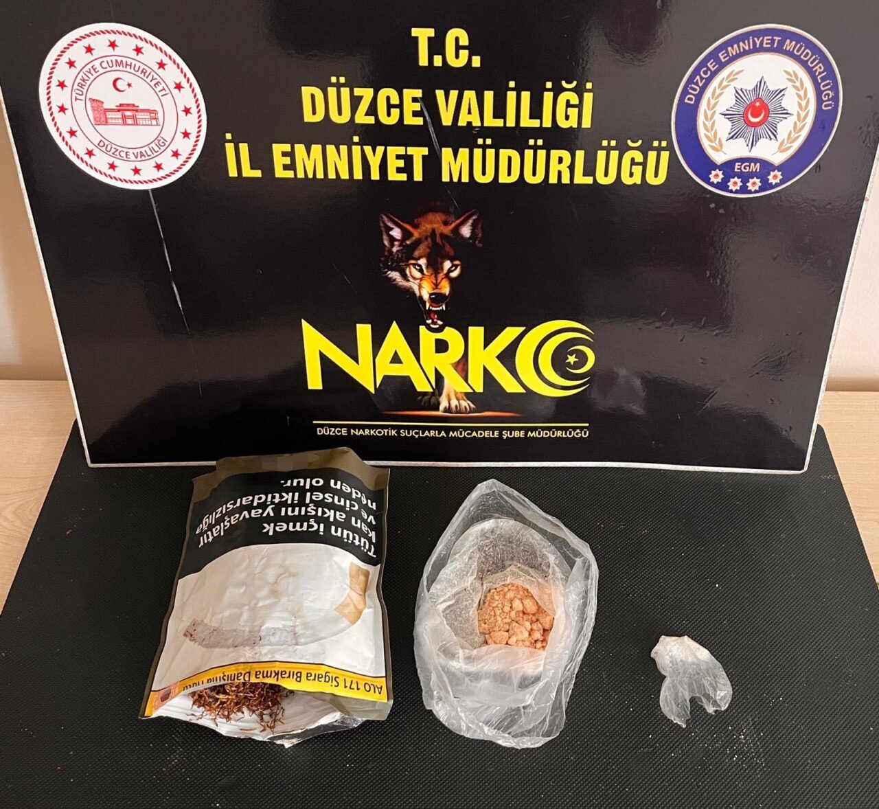 Düzce’de polis ekipleri tarafından yürütülen çalışmalarda tütün paketinin içinde uyuşturucu