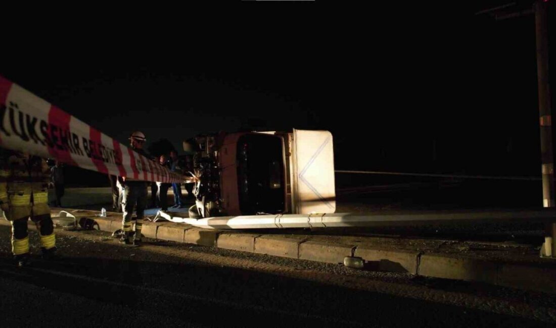 Tuzla’da pazardan dönen çiftin bulunduğu kamyonet aydınlatma direğine çarptı. Kazada