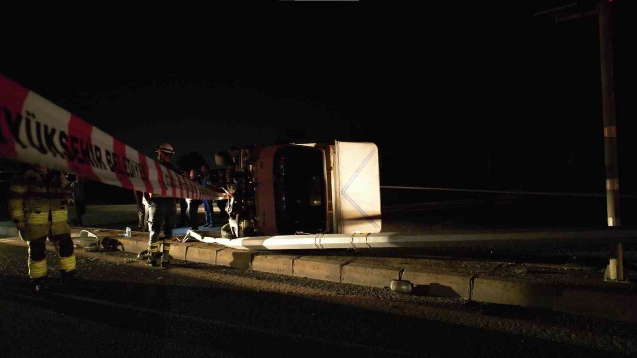 Tuzla’da pazardan dönen çiftin bulunduğu kamyonet aydınlatma direğine çarptı. Kazada