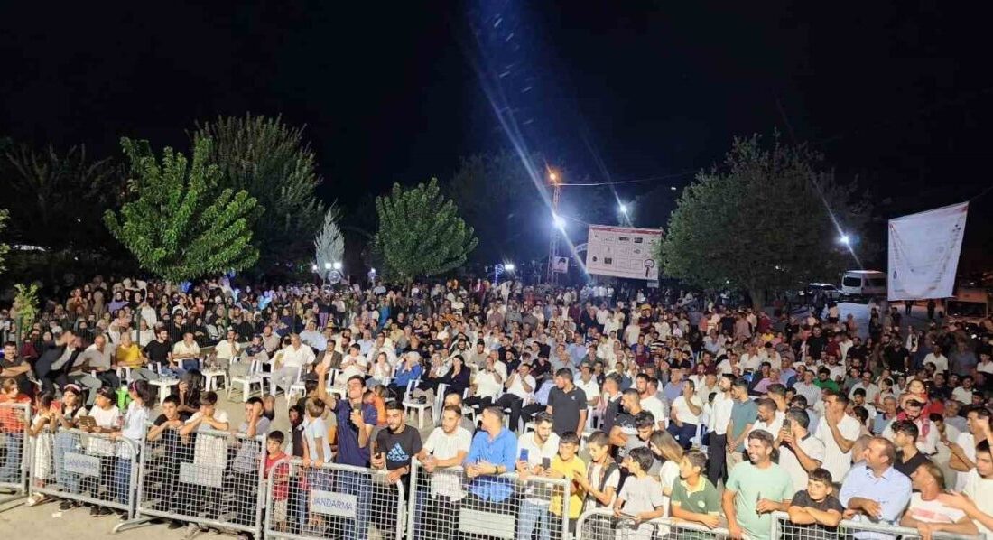 Elazığ’ın Arıcak ilçesine bağlı Üçocak beldesinde düzenlenen konserde, vatandaşlar doyasıya