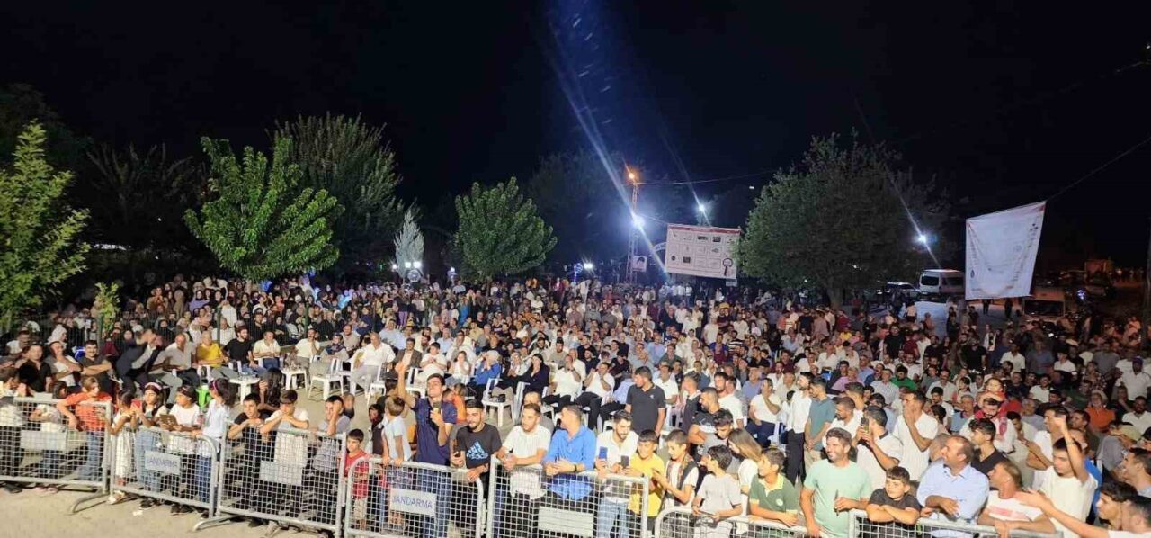 Elazığ’ın Arıcak ilçesine bağlı Üçocak beldesinde düzenlenen konserde, vatandaşlar doyasıya