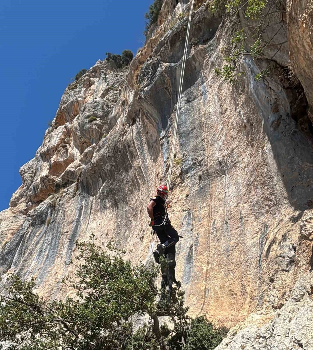 Mersin’in Erdemli ilçesi Karahıdırlı kırsalındaki Hacı Alanı mevkisinde uçurumda mahsur