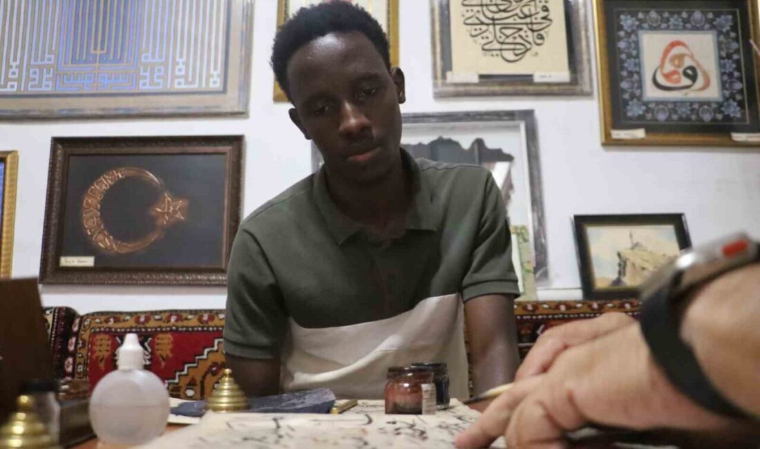 Sivas’ta hüsn-i hat eğitimi alan Ugandalı üniversite öğrencisi, öğrendiği sanatı