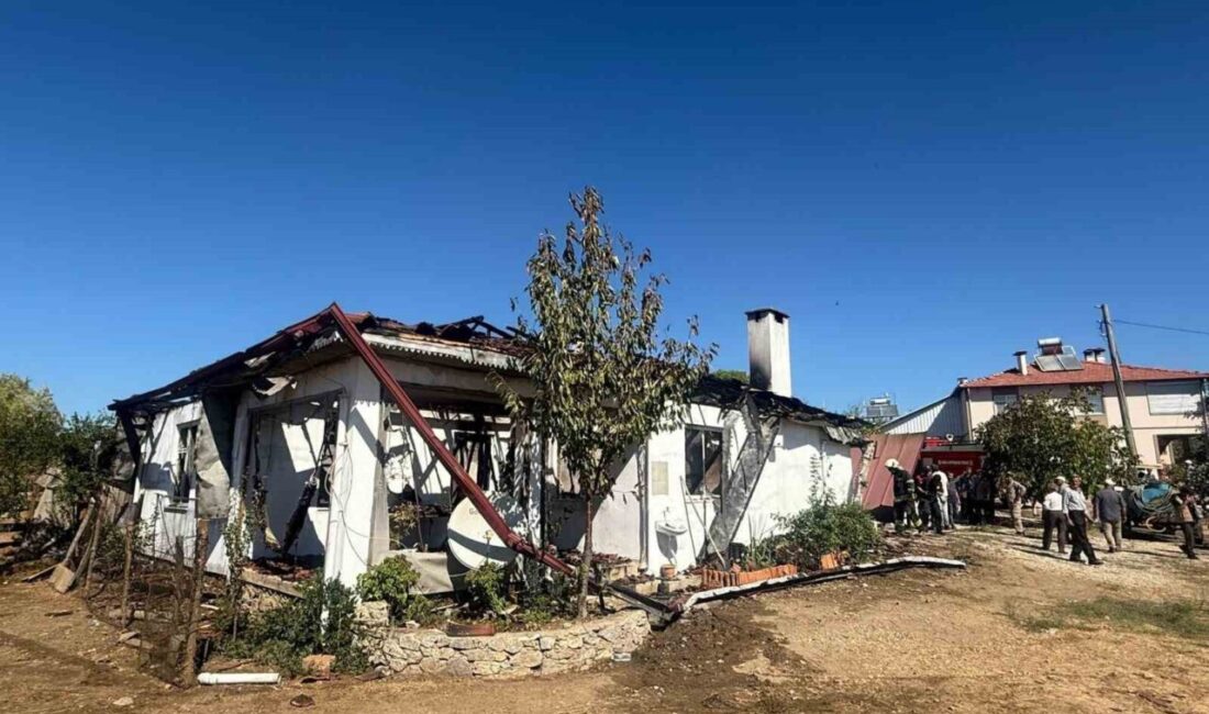 Muğla’nın Ula ilçesi Gölcük Mahallesi’nde sabah saatlerinde çıkan yangında ev