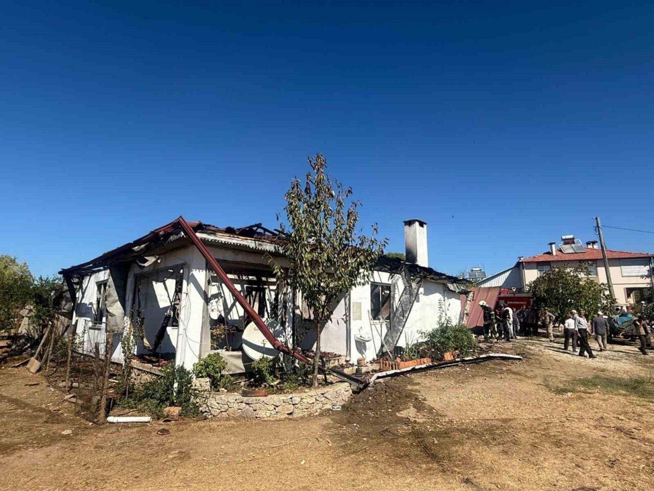 Muğla’nın Ula ilçesi Gölcük Mahallesi’nde sabah saatlerinde çıkan yangında ev