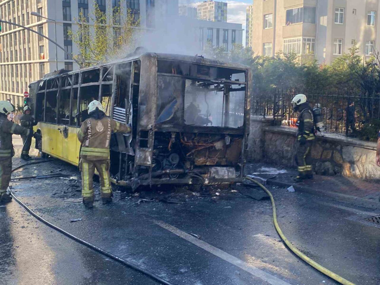 Ümraniye’de seyir halindeki bir İETT otobüsü henüz bilinmeyen bir nedenle