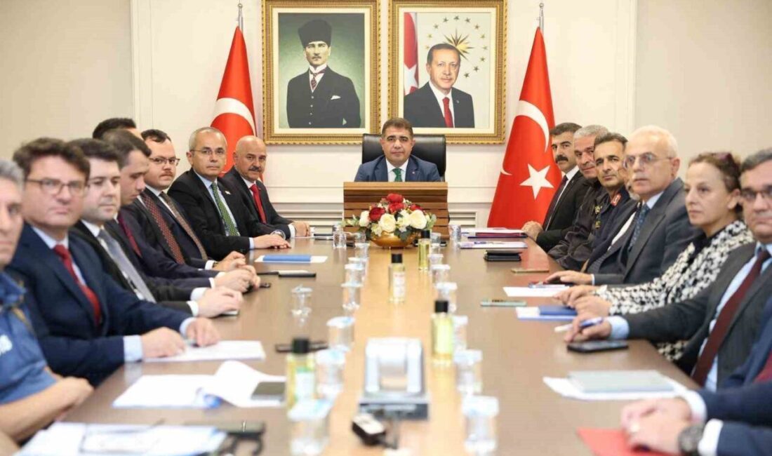 DÜZCE(İHA) – Düzce Valisi Selçuk Aslan başkanlığında gerçekleştirilen toplantıda üniversite