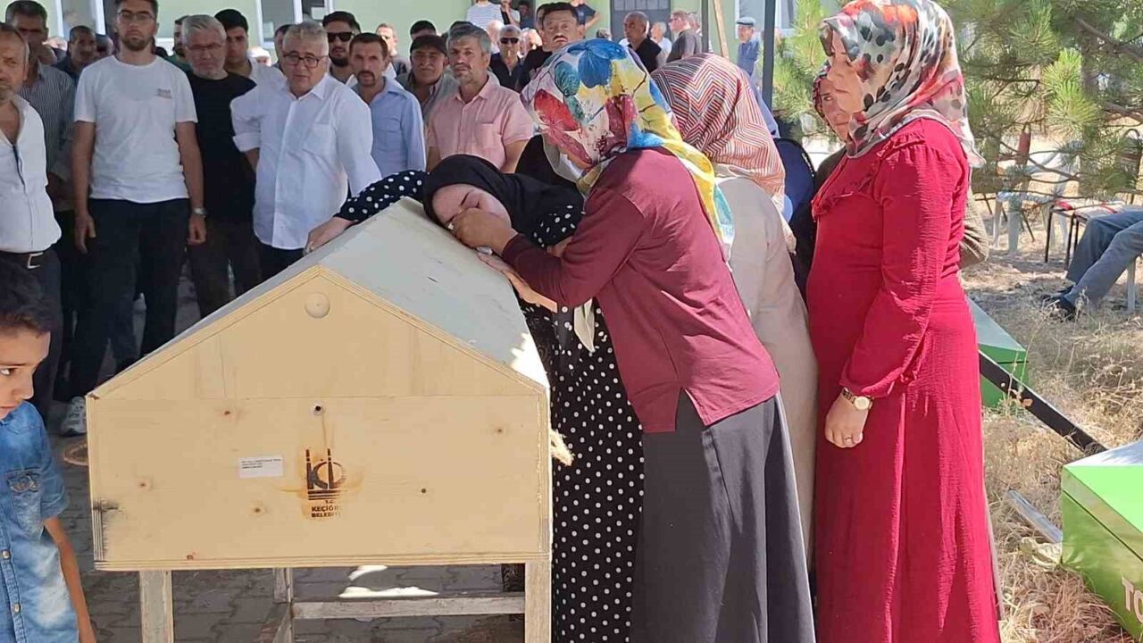 Zonguldak’a üniversite kaydı için giderlerken Karabük’ün Eflani ilçesinde iki otomobilin