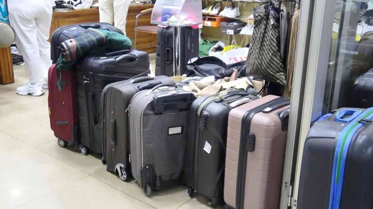 Üniversitelerin açılmasına kısa süre kala valiz tamircilerinde yoğunluk yaşanıyor. Öğrencilerin