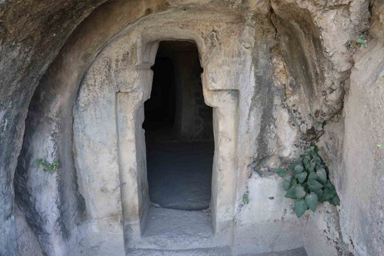 Palu Kalesi’nde yürütülen kazı ve temizlik çalışmaları kapsamında Urartu Kralı