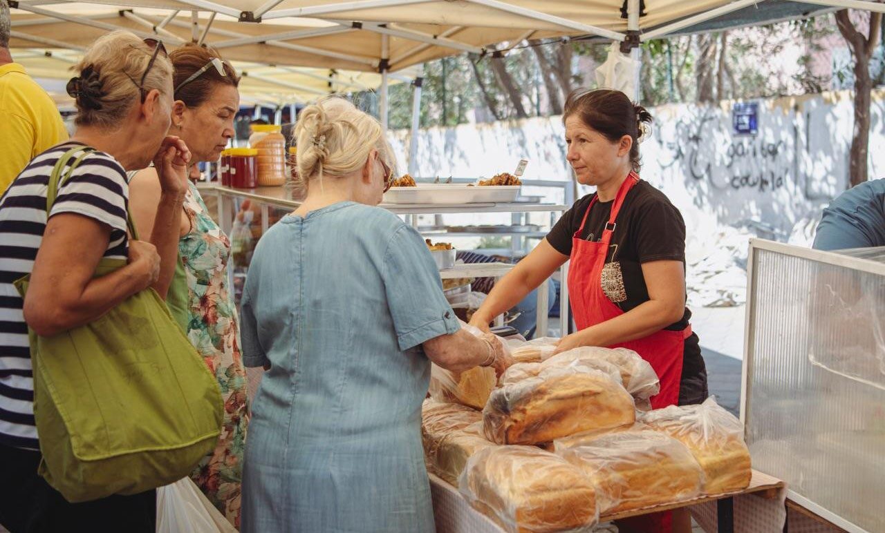 Kuşadası Belediyesi tarafından yerel üreticiler ile sağlıklı beslenmek isteyen tüketicileri