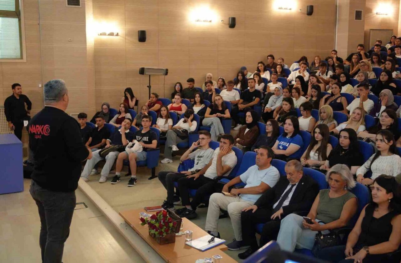 Uşak Üniversitesi Sağlık Kültür ve Spor Daire Başkanlığı tarafından oryantasyon