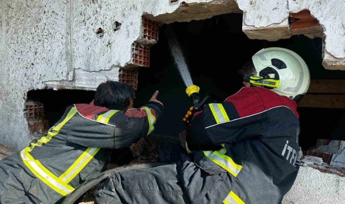 Uşak’ta 2 katlı ev ve bir ahır çıkan yangında kullanılmaz