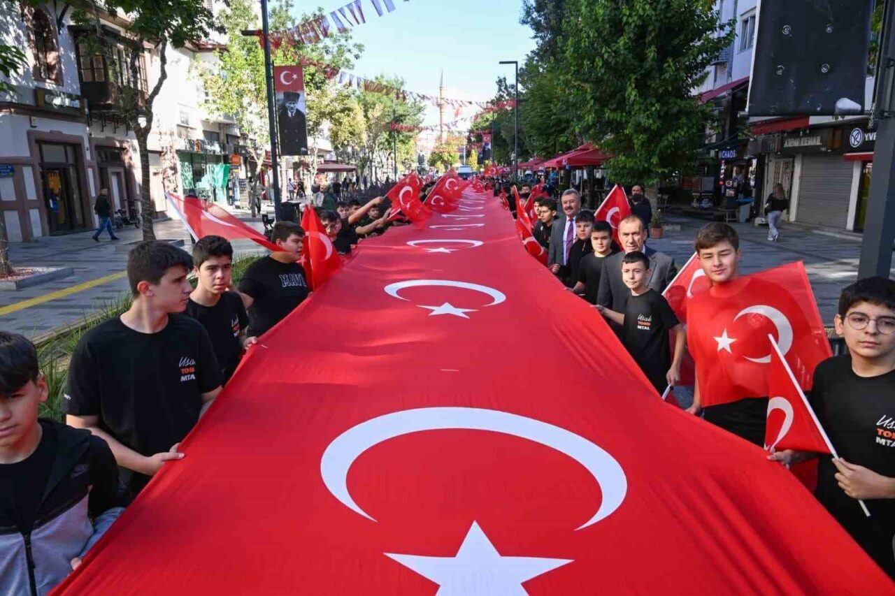 19 Eylül Gaziler Günü dolayısıyla Uşak’ta “Kahramanlarla Kardeşlik Yürüyüşü” düzenlendi.