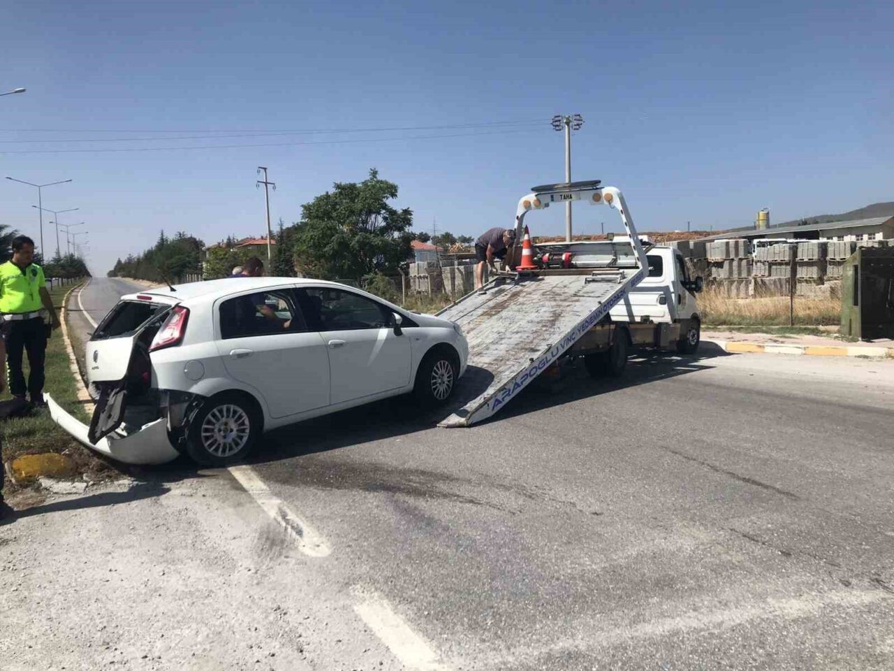 Uşak’ta 2 aracın çarpıştığı kazada 2 kişi yaralanarak hastaneye kaldırıldı.