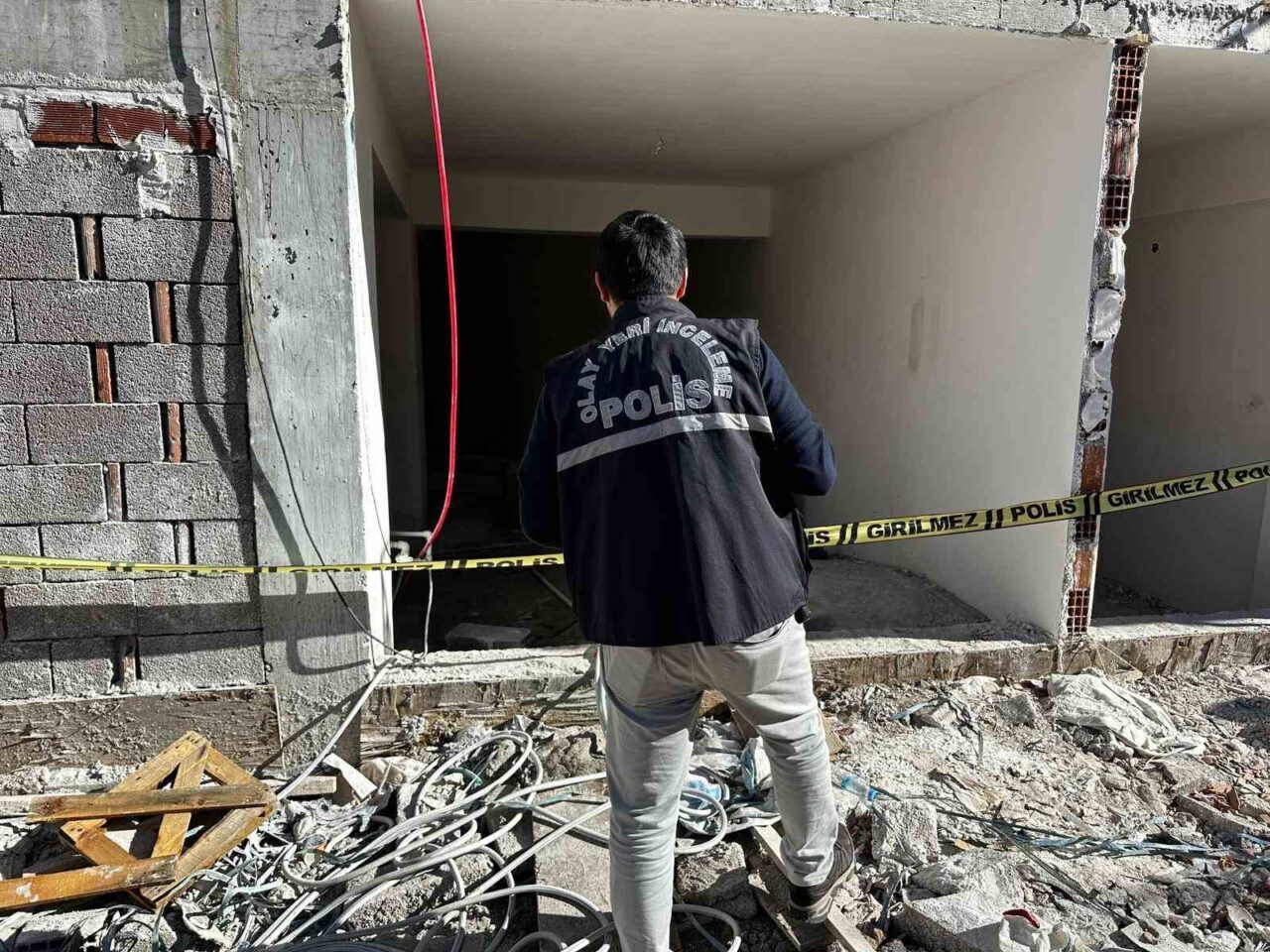 UŞAK (İHA) – Uşak’ta inşaat halindeki apartmanın dördüncü katından düştüğü