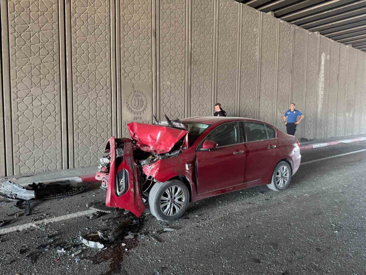 Uşak’ta Osmanlı Köprülü Kavşağı’nda 3 aracın karıştığı zincirleme kazada 3