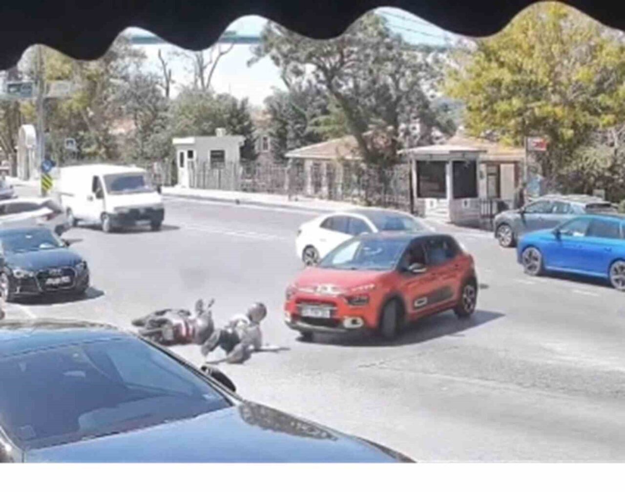 Üsküdar-Beylerbeyi’nde aynı noktada meydana gelen çok sayıda trafik kazası güvenlik