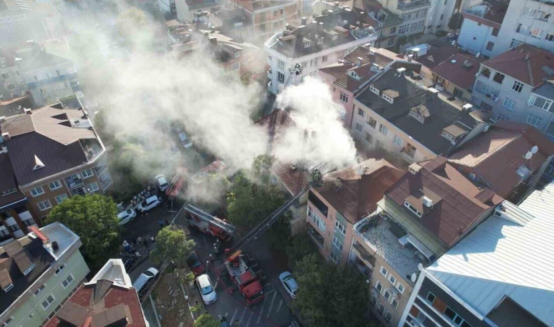 Üsküdar’da 3 katlı bir binanın çatısında çıkan yangın, bitişiğinde bulunan