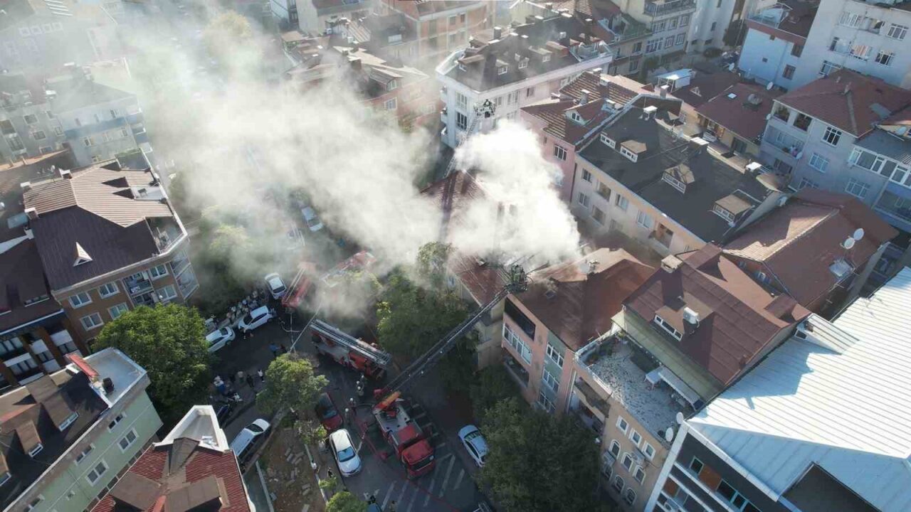 Üsküdar’da 3 katlı bir binanın çatısında çıkan yangın, bitişiğinde bulunan