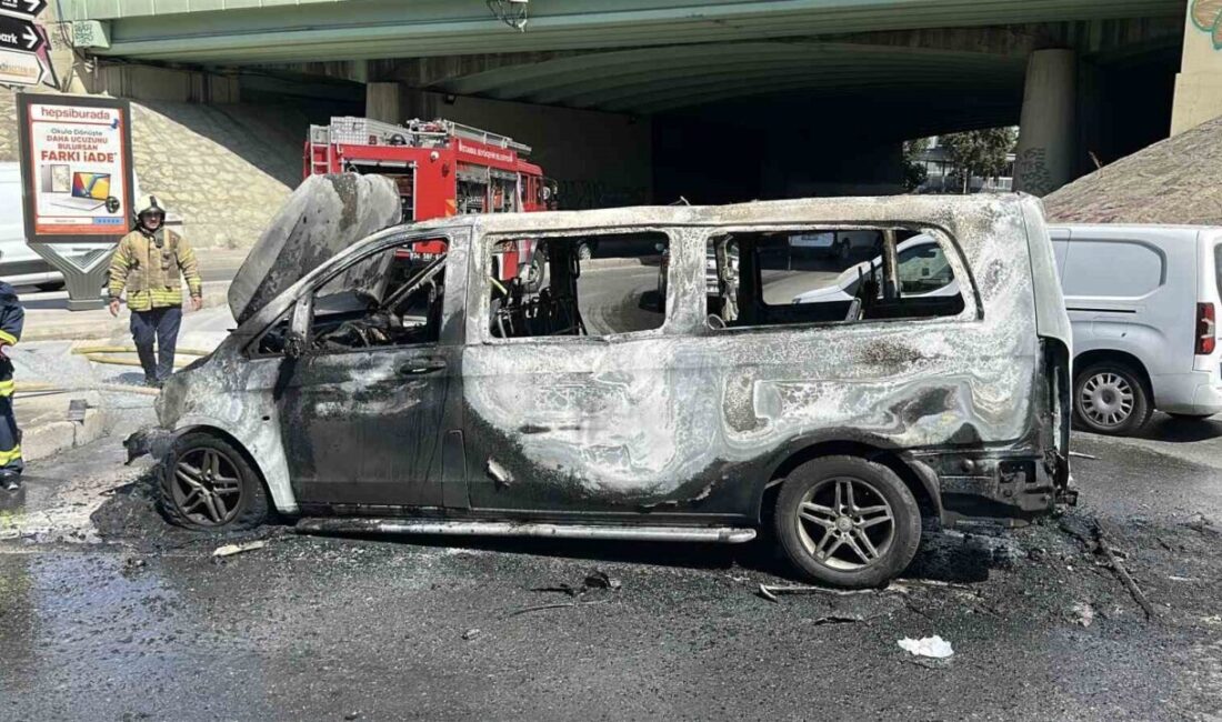 Üsküdar’da seyir halinde bulunan panelvan tipi araç alev alev yandı.