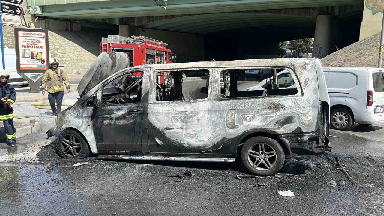 Üsküdar’da seyir halinde bulunan panelvan tipi araç alev alev yandı.