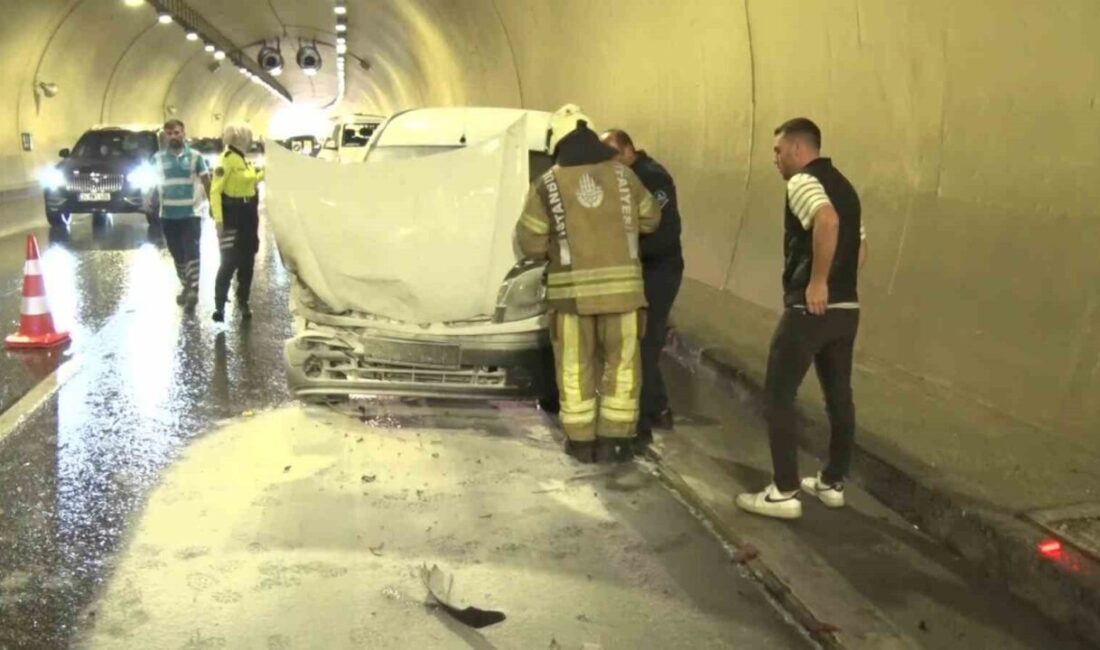 Üsküdar’da tünel içinde 4 aracın karıştığı zincirleme kazada bir araç