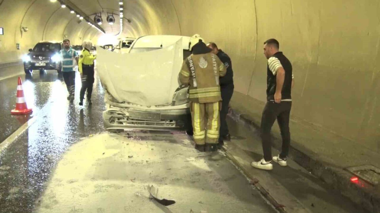 Üsküdar’da tünel içinde 4 aracın karıştığı zincirleme kazada bir araç