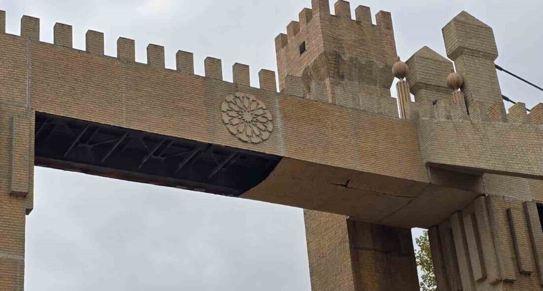 Bilecik’te bulunan bir üst geçit bakımsızlıktan adeta çürürken, kopan parçaları