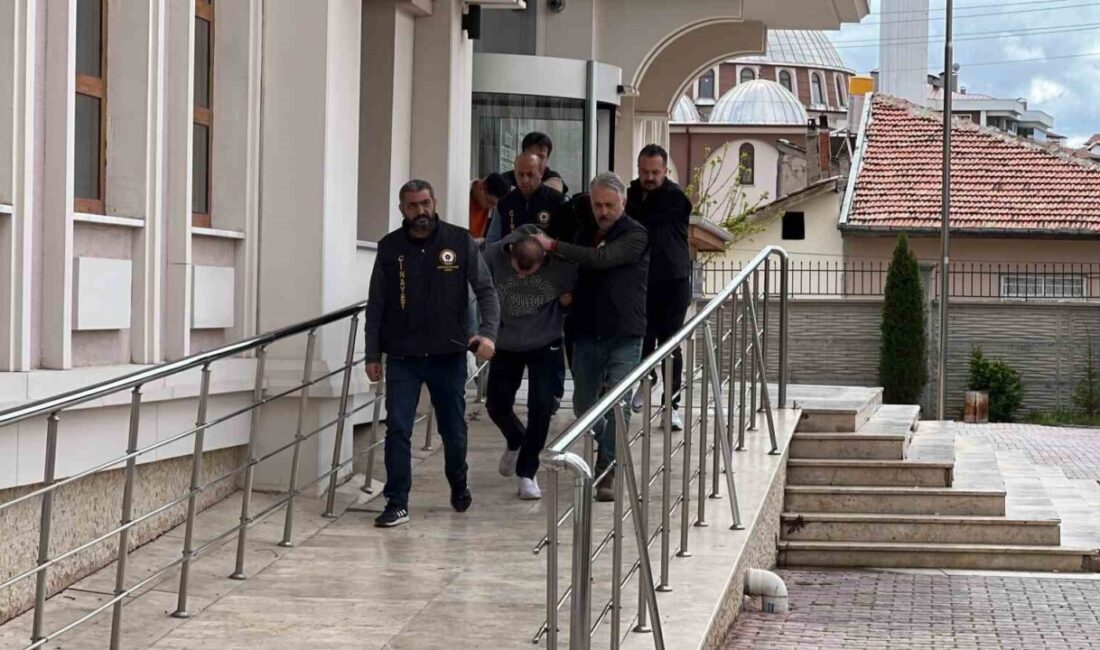 Konya’da araçtan alkol satışı yapan kişiler ile alkol almaya gelen