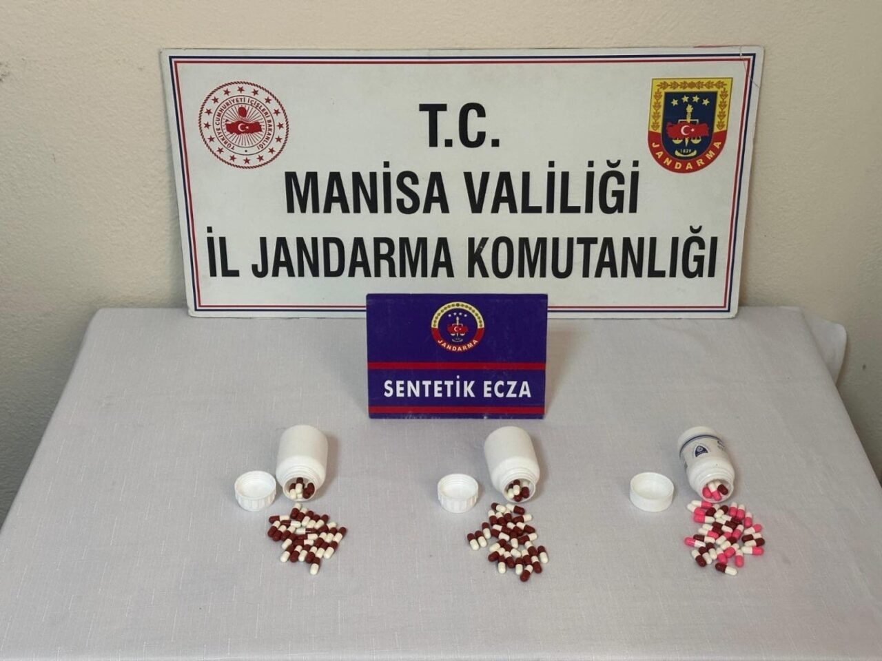 Manisa’nın Alaşehir ilçesinde JASAT ekiplerinin yaptığı kontrolde iki şahsın üzerinden