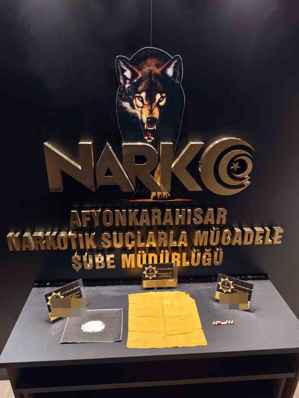 Afyonkarahisar’da polis tarafından gerçekleştirilen operasyonda uyuşturucu maddeler ile yakalanan 3