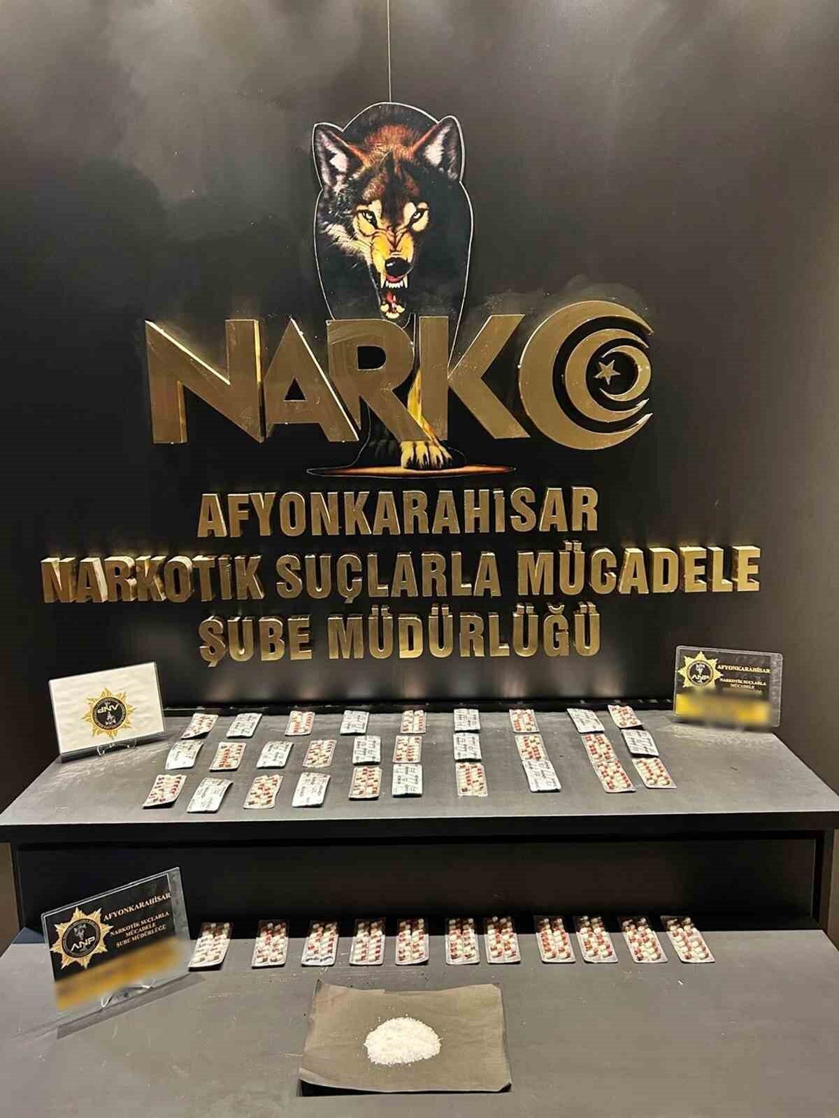 Afyonkarahisar’da polis tarafından durdurulan otomobilde uyuşturucu madde ve haplarla yakalanan