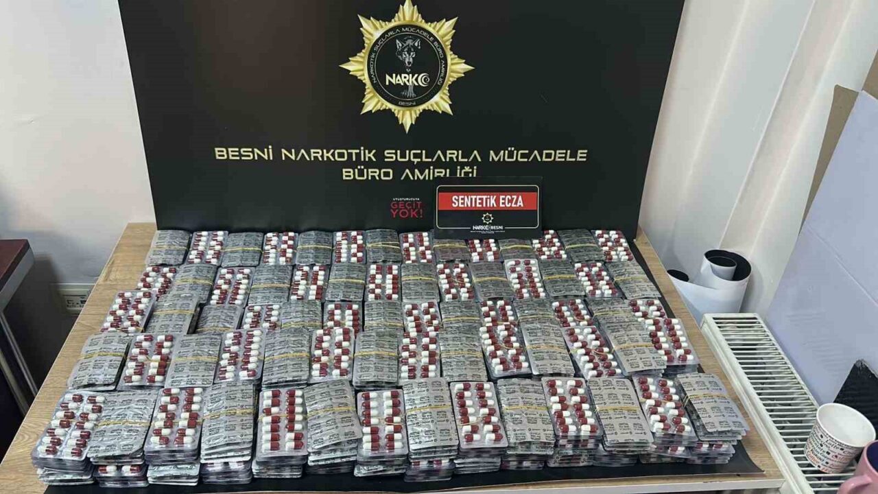 Adıyaman’ın Besni ilçesinde düzenlenen uyuşturucu operasyonunda binlerce sentetik ecza hapı