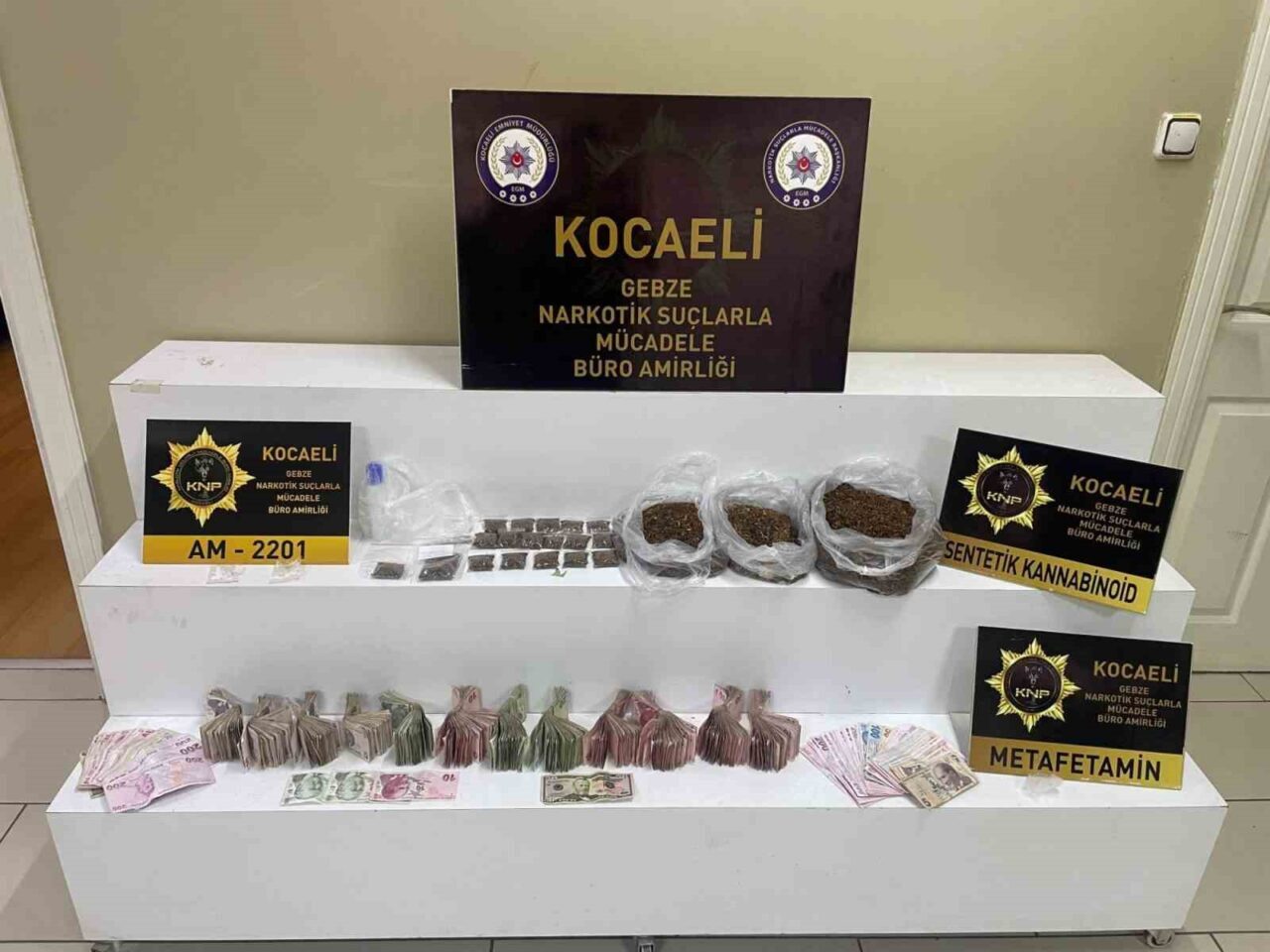 Kocaeli’nin Çayırova ilçesinde düzenlenen uyuşturucu operasyonunda 4 şüpheli yakalandı. Ele