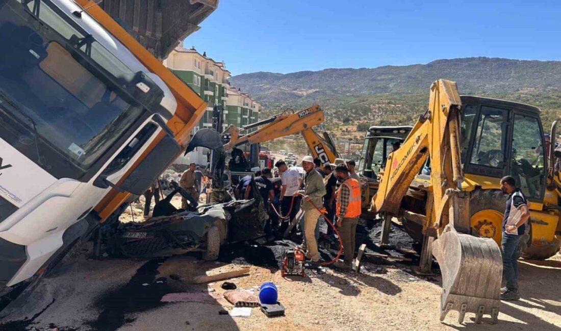 Adıyaman’ın Gölbaşı ilçesinde üzerine kamyon devrilen otomobilin sürücüsü hayatını kaybetti.