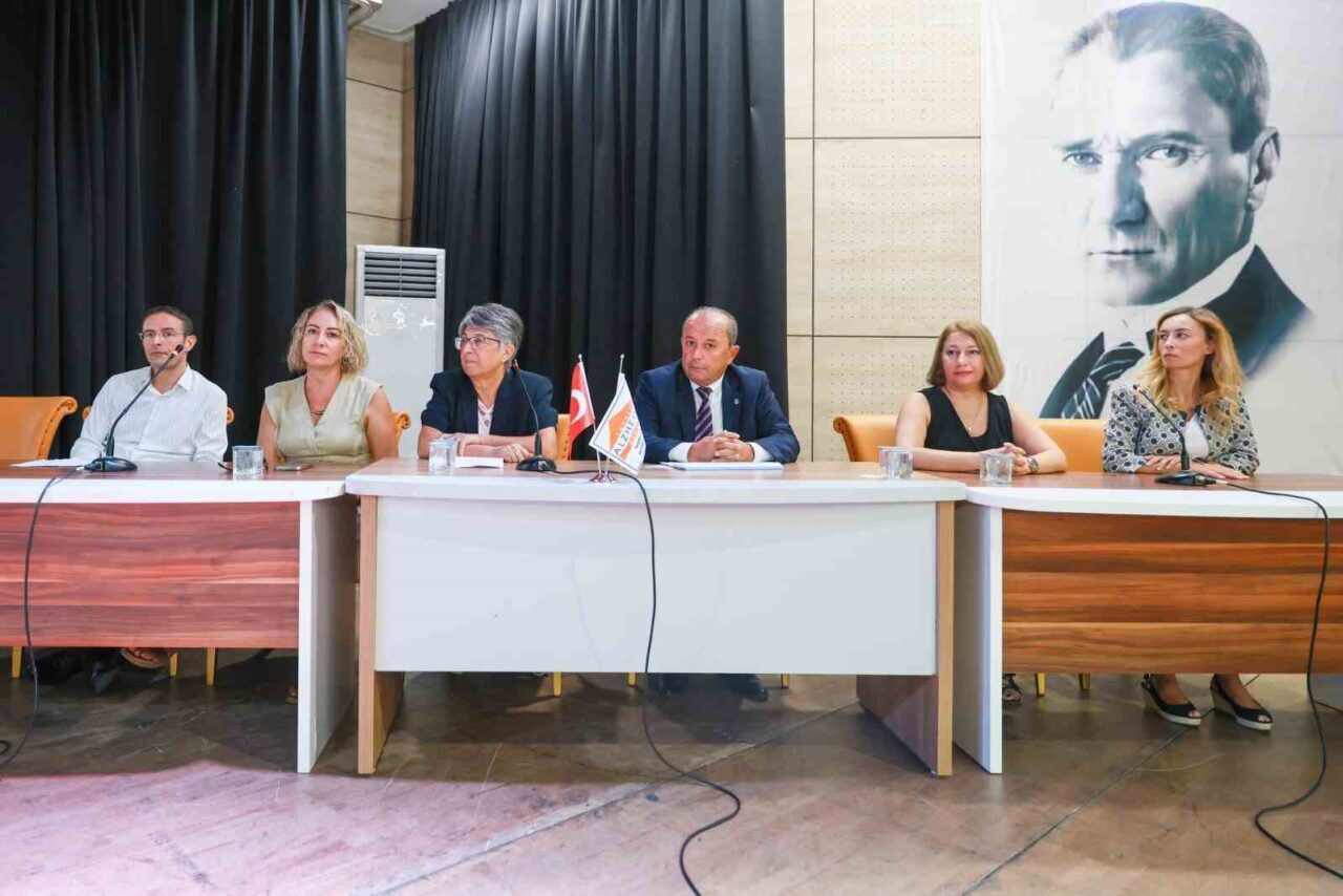 Yunusemre Belediyesi ev sahipliğinde, Dünya Alzheimer Günü kapsamında düzenlenen panelde,