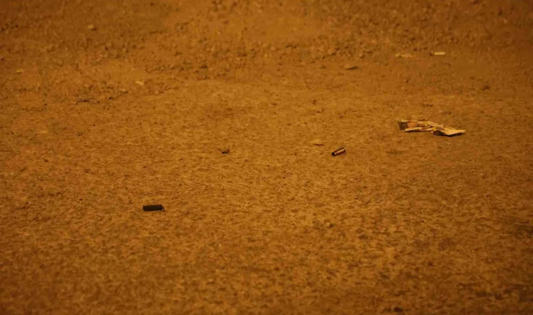 Adana’nın Kozan ilçesinde kimliği belirsiz şahıslar, bir oto galeriyi uzun