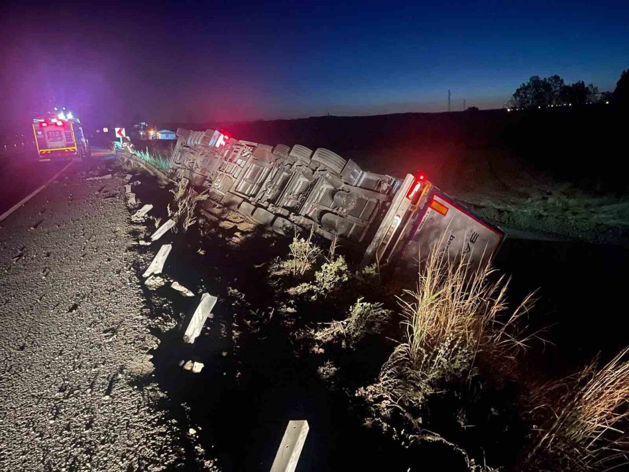Edirne’nin Uzunköprü ilçesinde devrilen seramik yüklü tırın sürücüsü yaralandı. Alınan