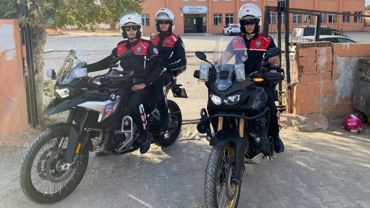 Edirne’nin Uzunköprü ilçesinde göreve başlayan motosikletli Yunus timleri, okul çevrelerinde
