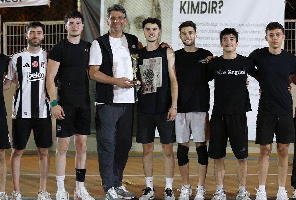 Uzuntarla’da düzenlenen Dr. Mediha Eldem Voleybol Turnuvası, çekişmeli geçen final